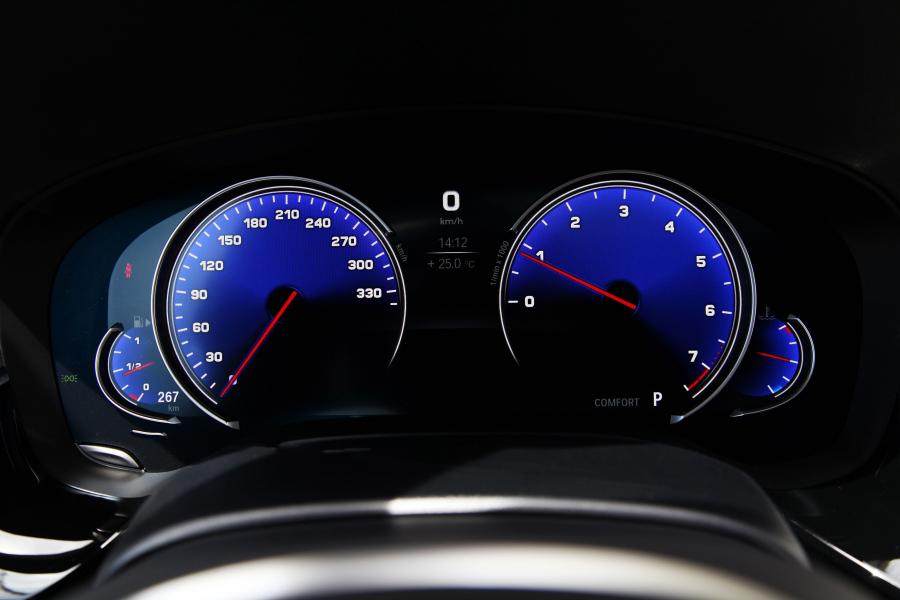 Панель приборов BMW 540i xDrive Touring by dAHLer 2017 года  (фото 2 из 19)